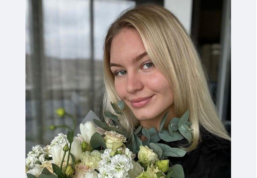 Певец SHAMAN подарил цветы волгоградке Виктории Дудаковой