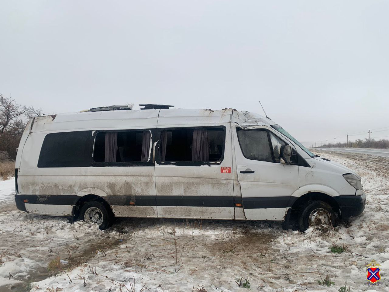 Три пассажира пострадали при опрокидывании микроавтобуса на снежной трассе под Волгоградом