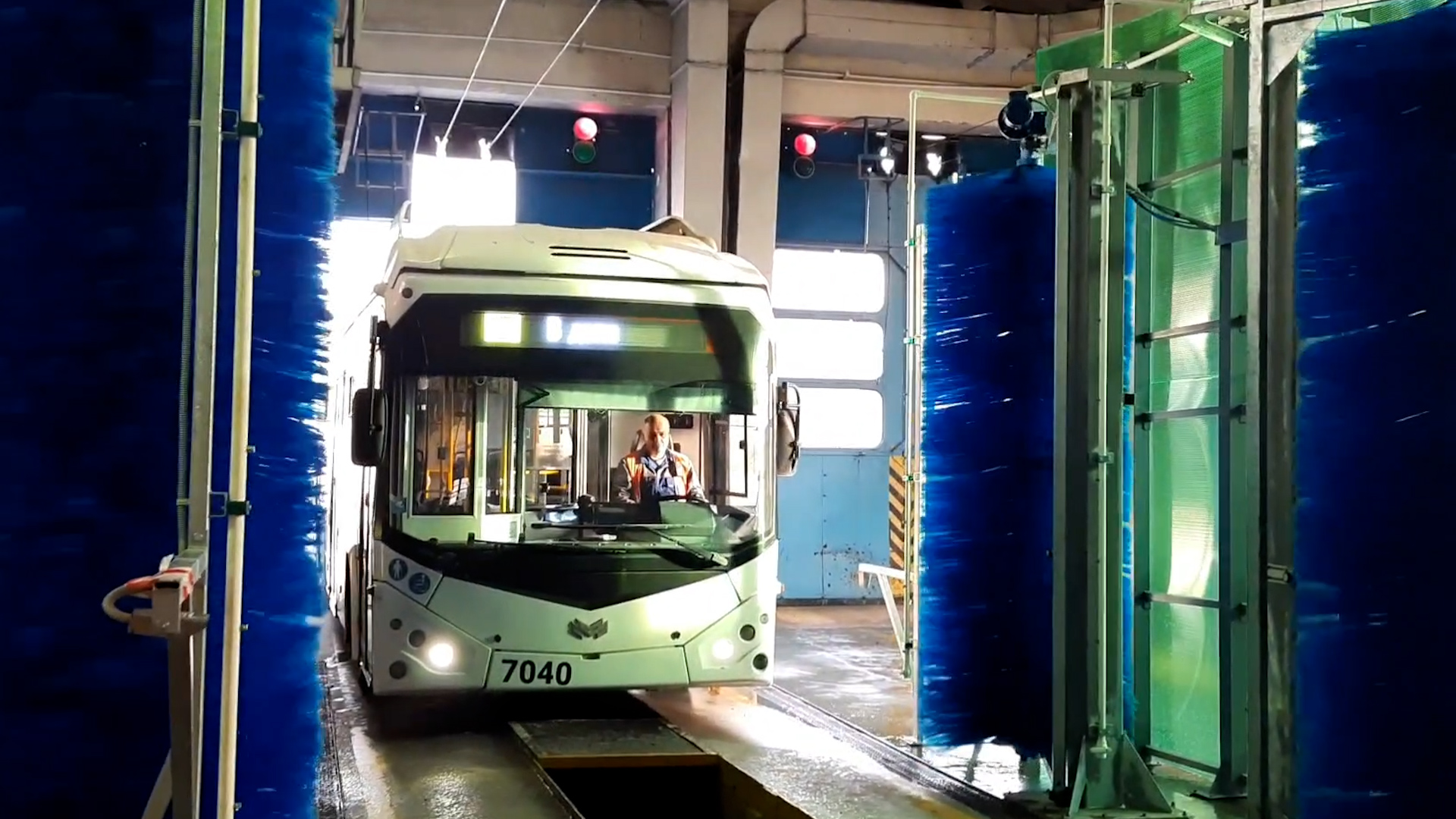 Станут чище: в троллейбусном парке Волгограда обновили мойку для транспорта