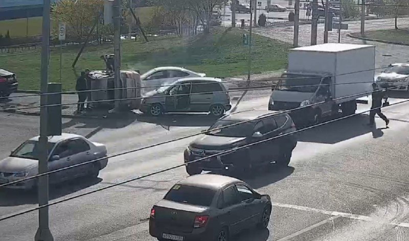 ВИДЕО: в Волгограде на перекрестке перевернулась иномарка