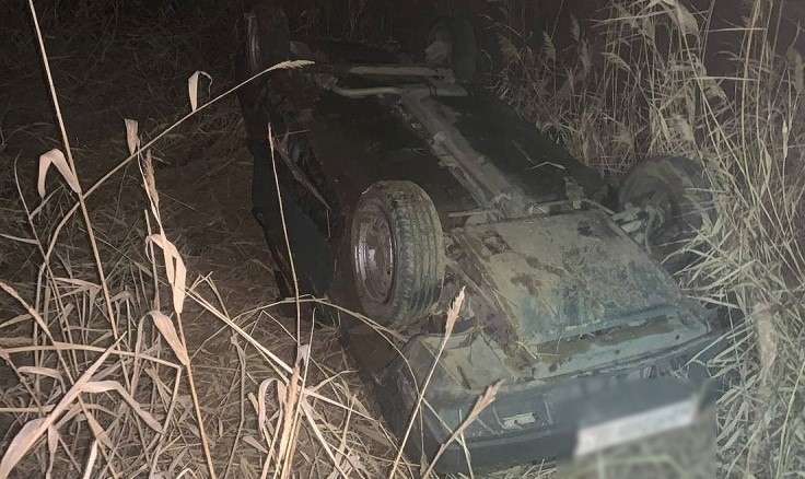 Скрывался от погони: в Волгоградской области пьяный угонщик перевернулся на машине