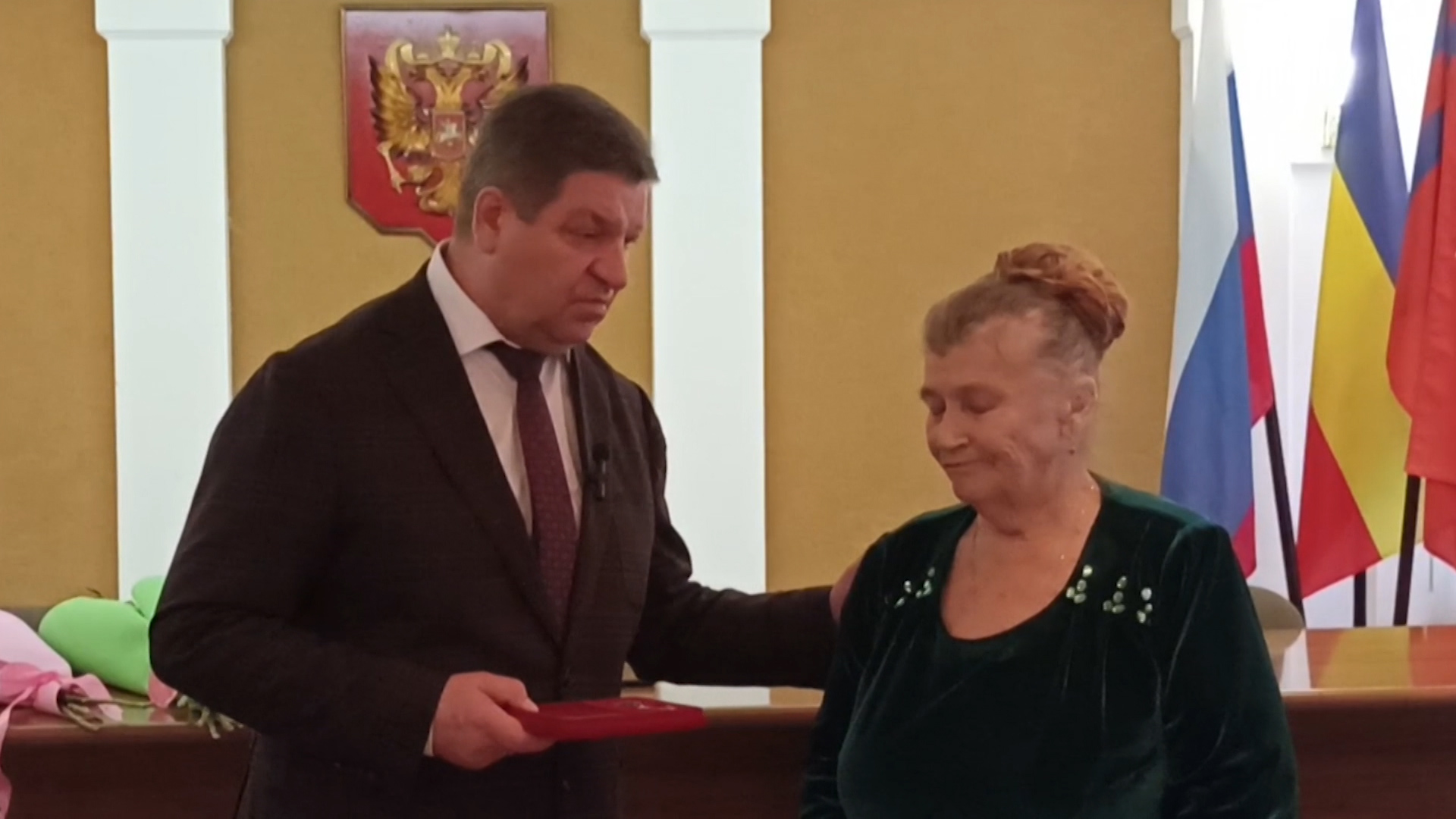 Семье погибшего во время тушения пожара под Волгоградом Александра Переярина передали орден Мужества