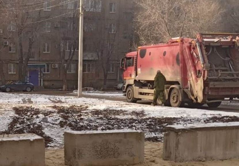 Во дворе Волжского установили бордюры от автохамов на грузовиках
