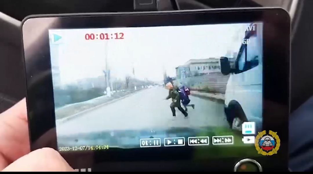 ВИДЕО: в Волгограде водитель сбил двух девочек, перебегавших дорогу