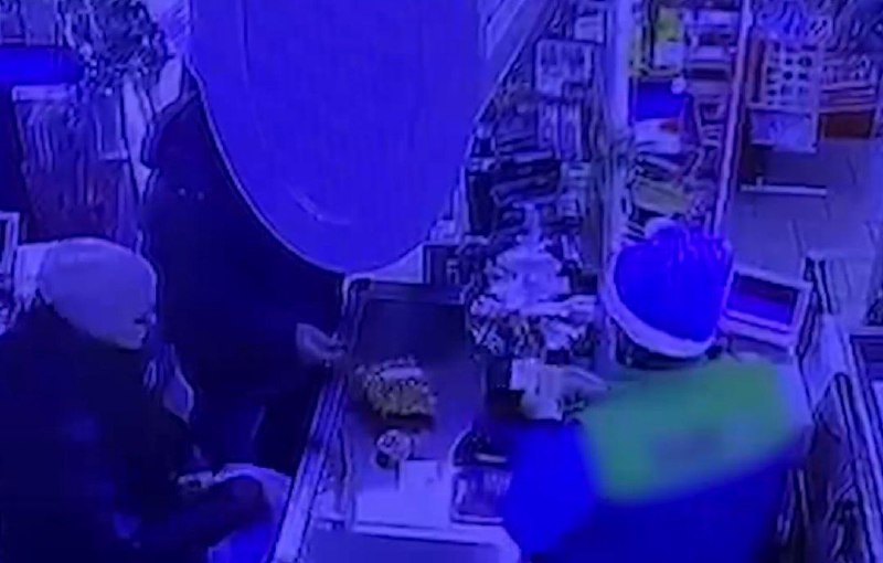 Житель Волгоградской области хотел расплатиться найденной на улице фальшивой купюрой