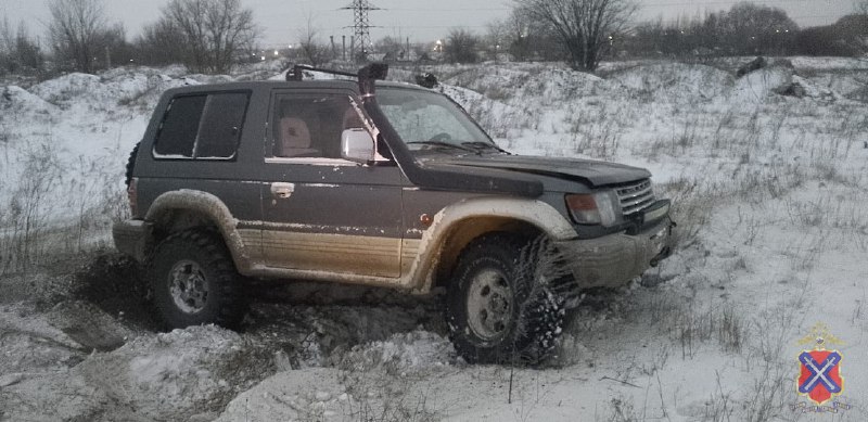 В Волгоградской области мужчина хотел угнать машину, но застрял в сугробе