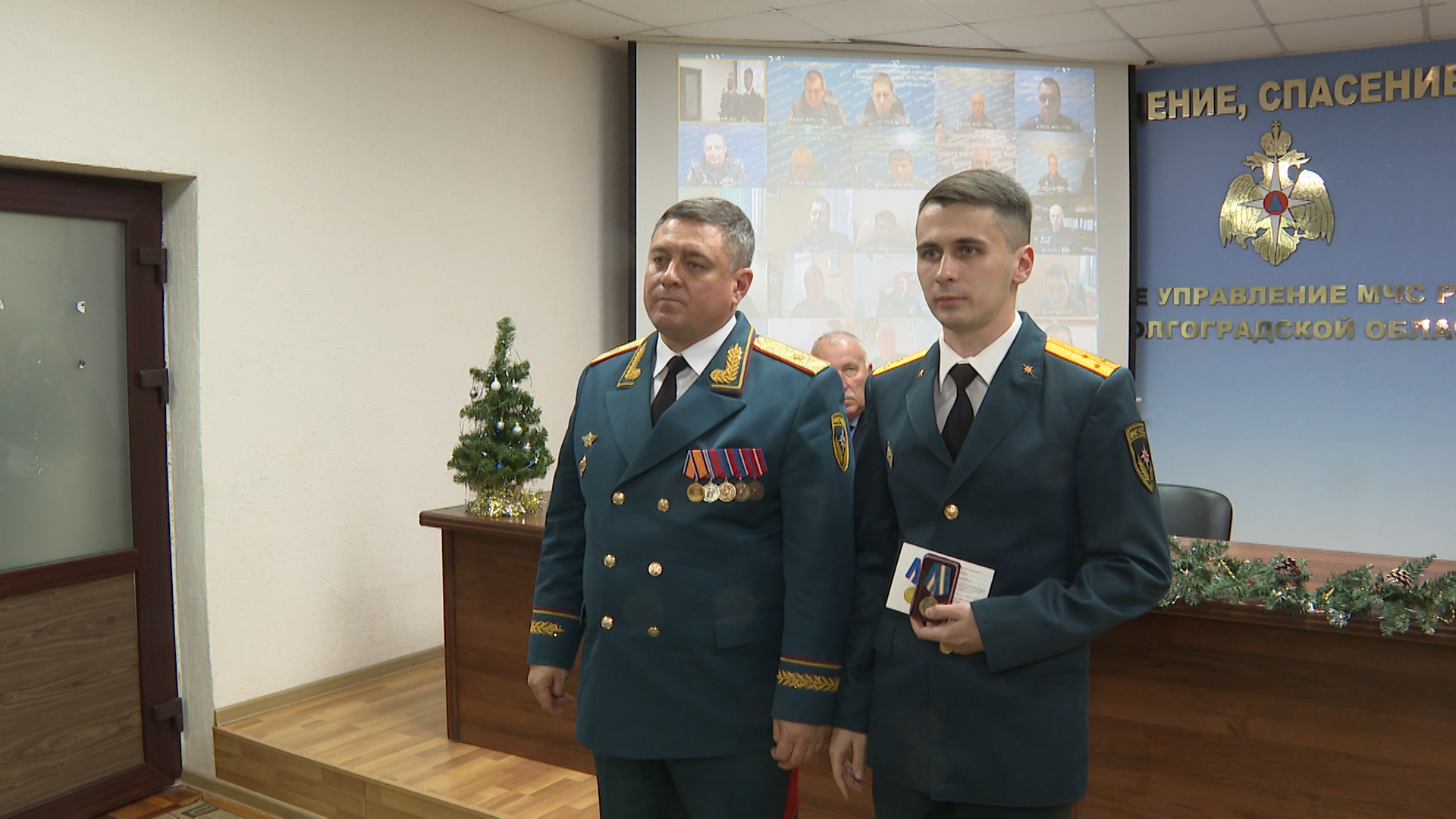 Волгоградским спасателям вручили награды в профессиональный праздник