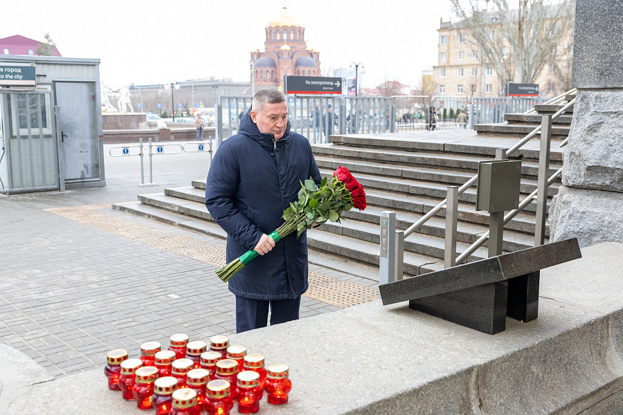 Память жертв терактов 2013 года почтил губернатор Волгоградской области