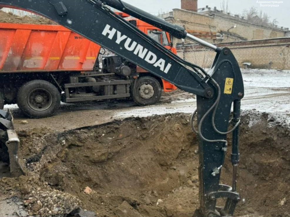 На севере Волгограда устраняют коммунальную аварию