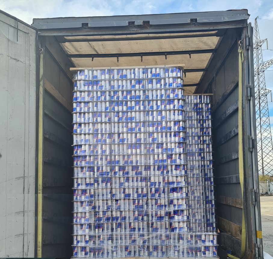 В Волгоградской области задержали машину с 213 тысячами пустых банок для контрафактного энергетика