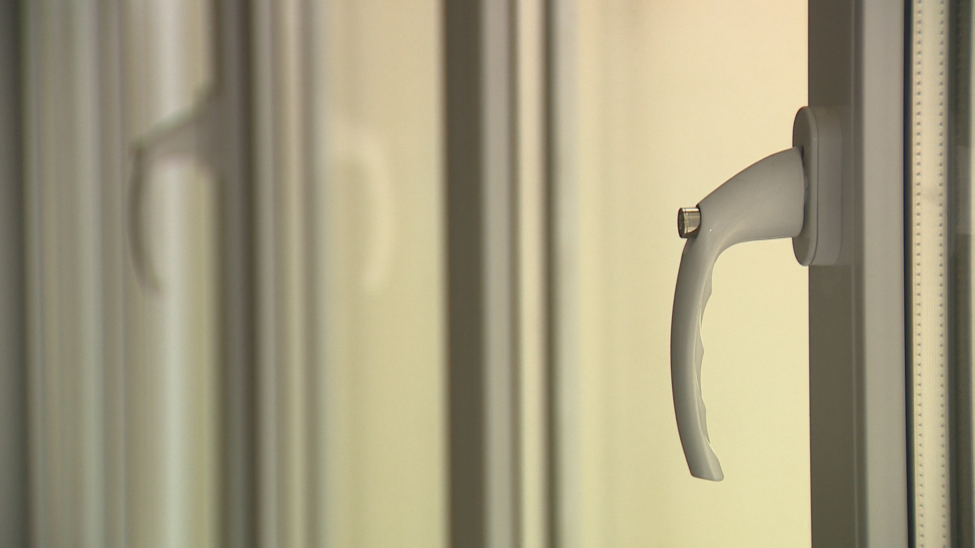 В Волгограде с застройщика взыскали 250 тысяч рублей за окна с щелями