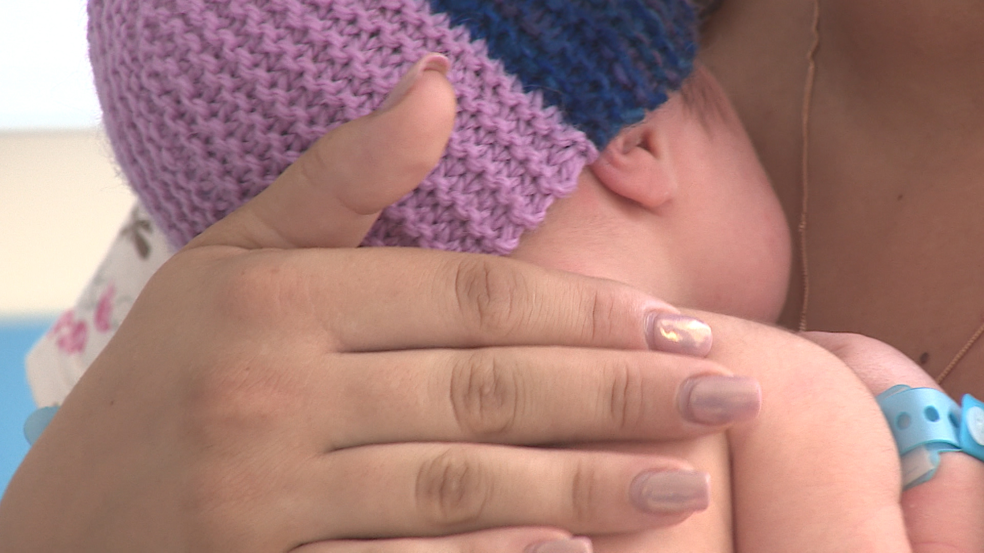 Волгоградские медики выходили рожденных весом 820 и 950 граммов девочек