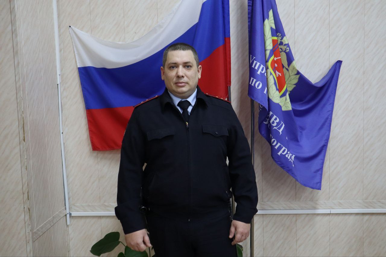 Волгоградский полицейский спас скованного судорогой мужчину