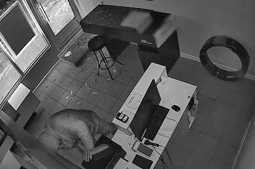 Волгоградские полицейские задержали выбивающего окна в павильонах вора