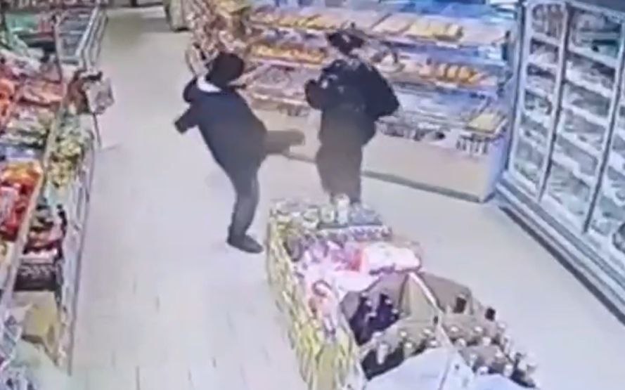 В Волгограде нашли мужчину, ударившего ногой в живот девушку