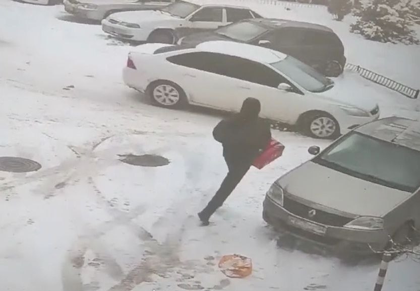 В Волгограде камеры засняли, как мужчина угнал машину доставщика пиццы