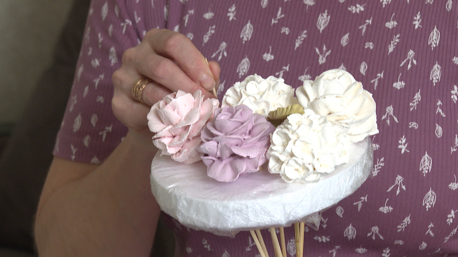 Секреты создания зефирных букетов к 8 Марта раскрыли волгоградцам