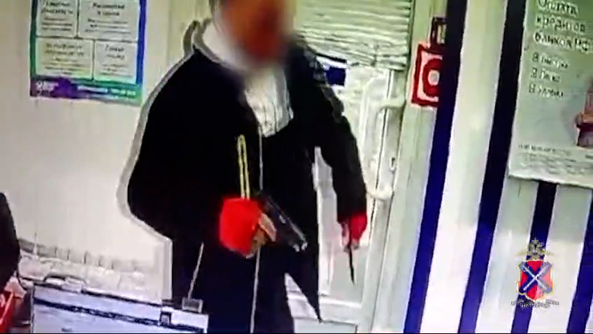 ВИДЕО: В Волгограде мужчина с ножом и игрушечным пистолетом ограбил офисы микрозаймов