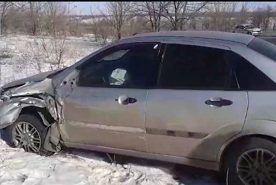 Водитель легковушки скончался в ДТП с грузовиком на трассе под Волгоградом