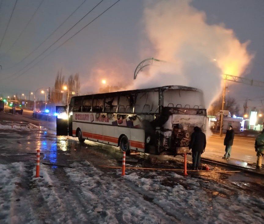 Двухэтажный пассажирский автобус загорелся в Советском районе Волгограда
