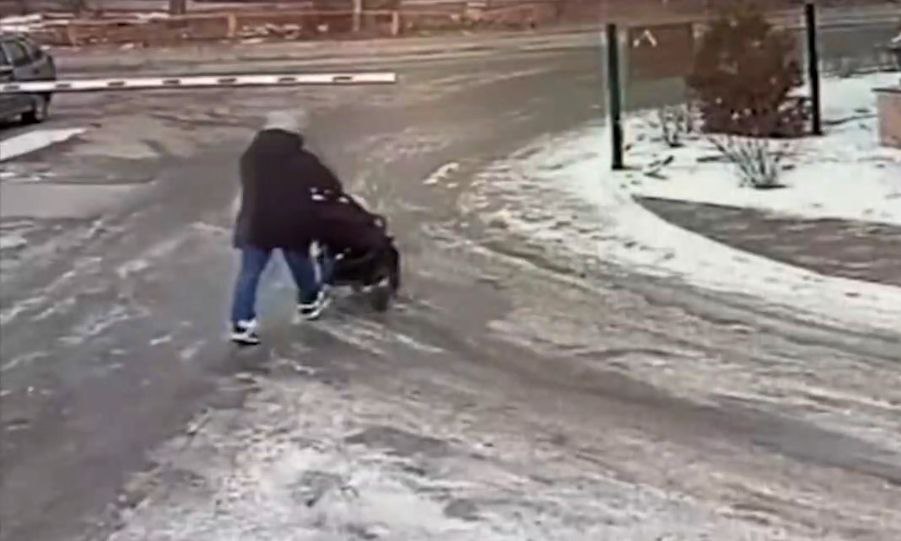 Угонщица детской коляски под Волгоградом попала на видео