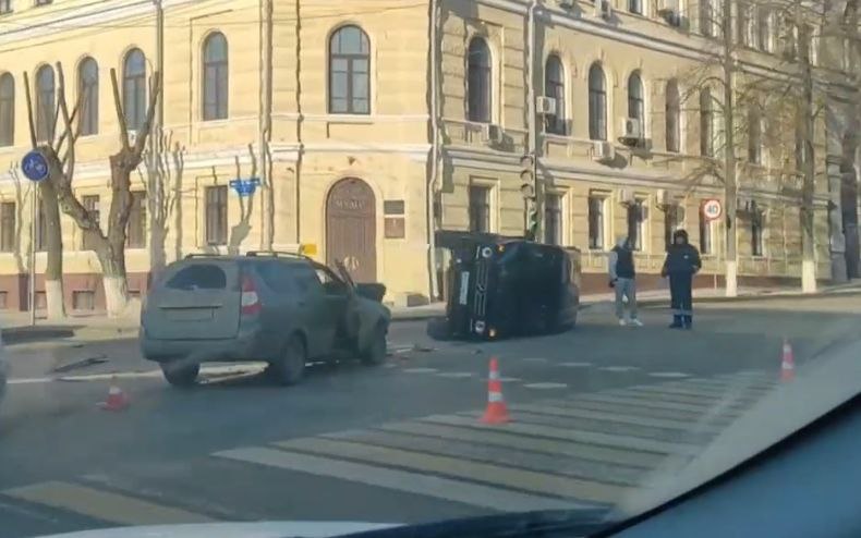 Mercedes-Benz G-Класс перевернулся в центре Волгограда