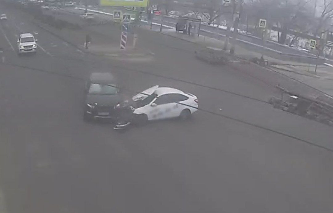 ДТП с участием двух легковушек в Волгограде попало на видео