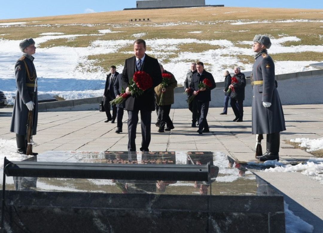 Дмитрий Медведев возложил цветы на Мамаевом кургане