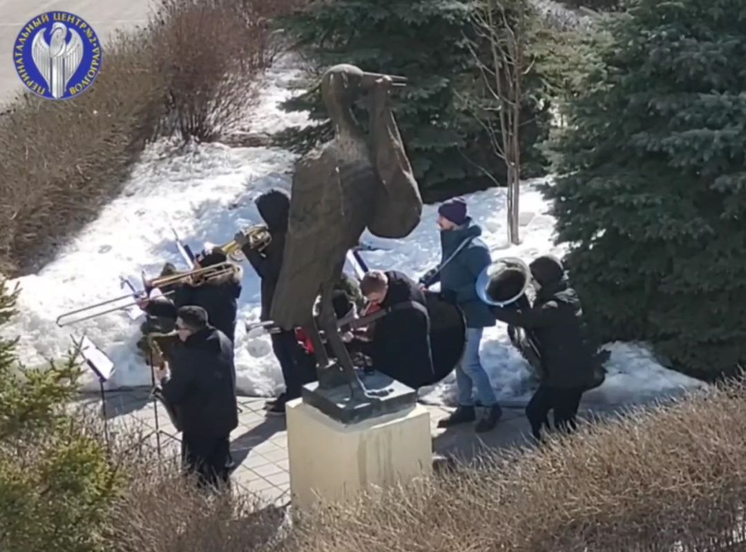 Счастливый отец устроил концерт на выписку мамы с малышом в Волгограде
