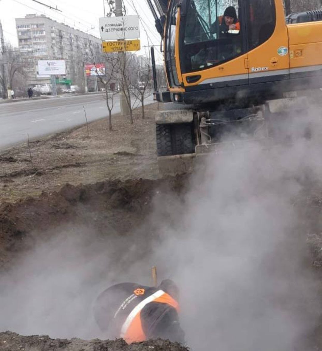 На севере Волгограда устраняют порыв на тепловых сетях