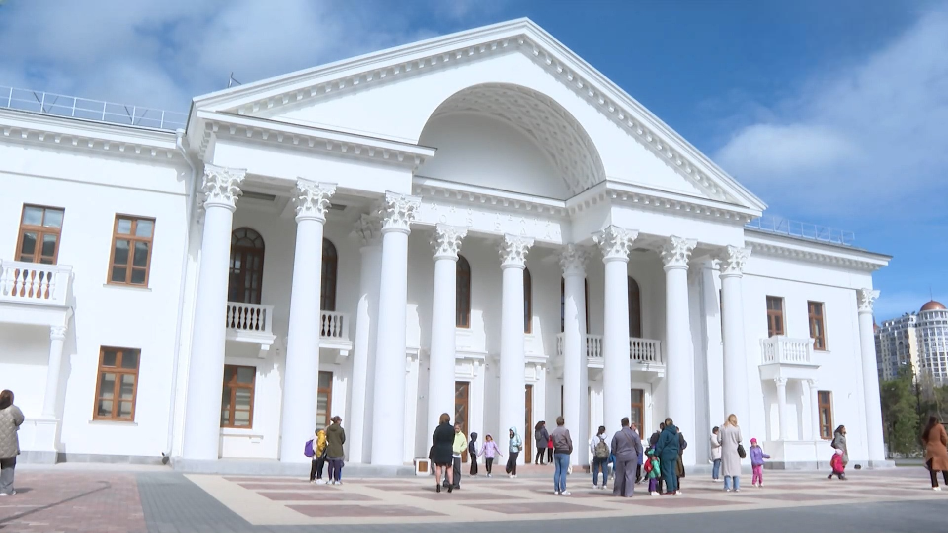 «Семейные выходные»: взрослые и дети бесплатно посещают театры, музеи и галереи Волгограда