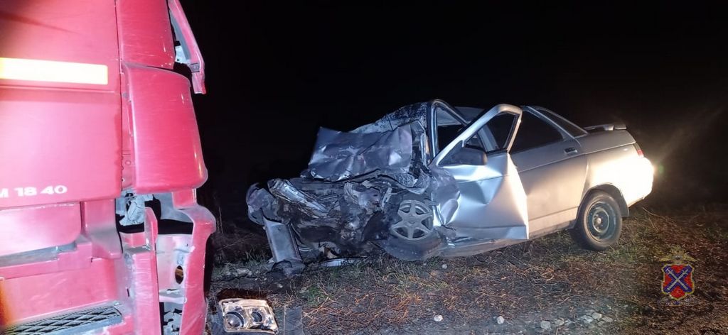 В Волгоградской области КамАЗ смял легковушку: есть погибшие
