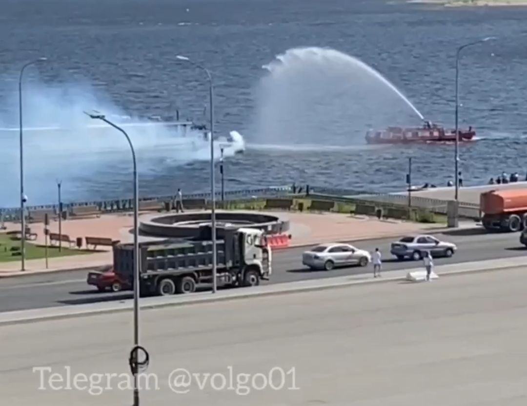 Волгоградцев напугали кадры тушения судна на Волге