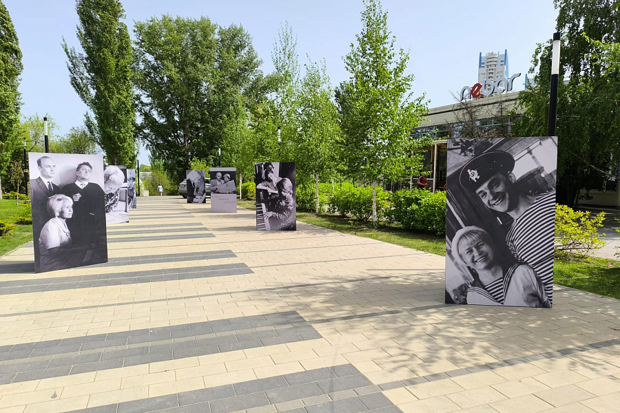 В пойме Царицы Волгограда установили 10 стендов с фотографиями Александры Пахмутовой