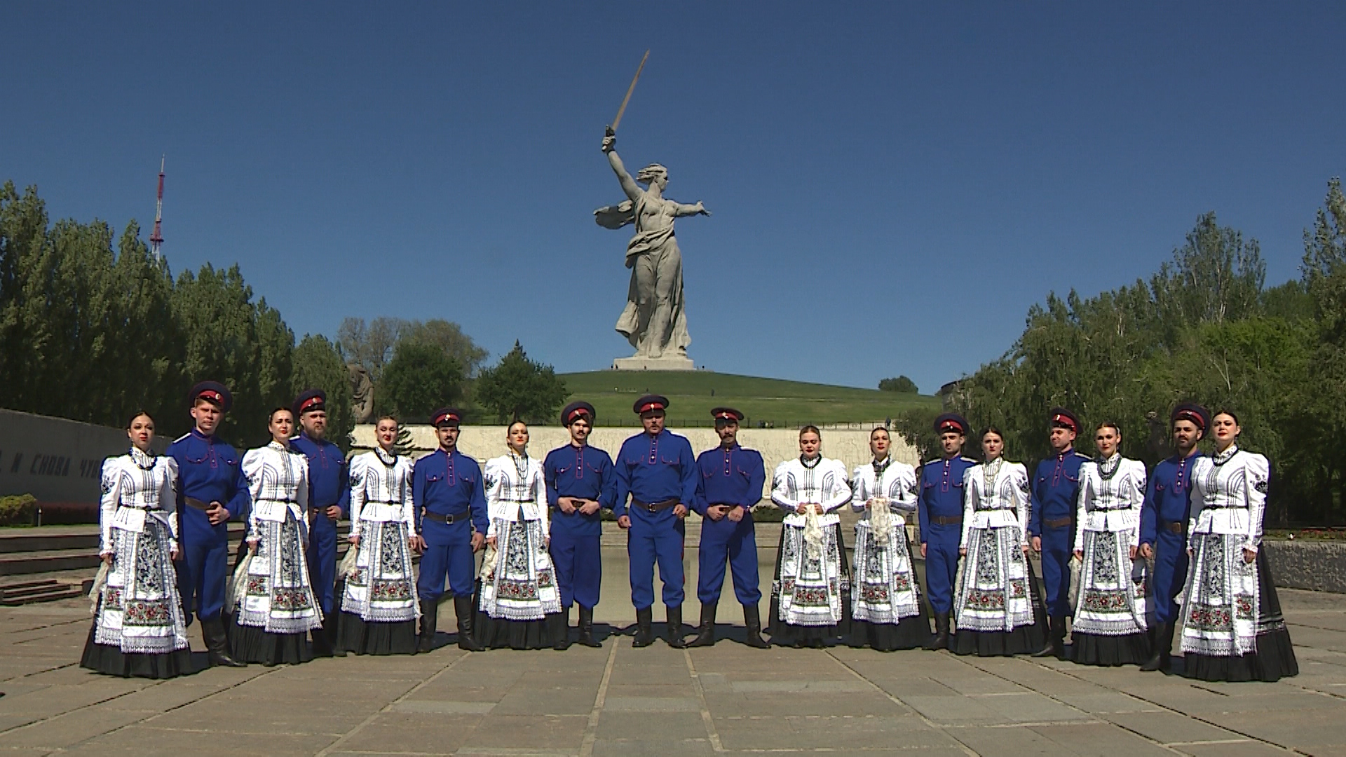 Ансамбль Российского Казачества исполнил песню Окуджавы на Мамаевом кургане и принял участие в хоровой акции