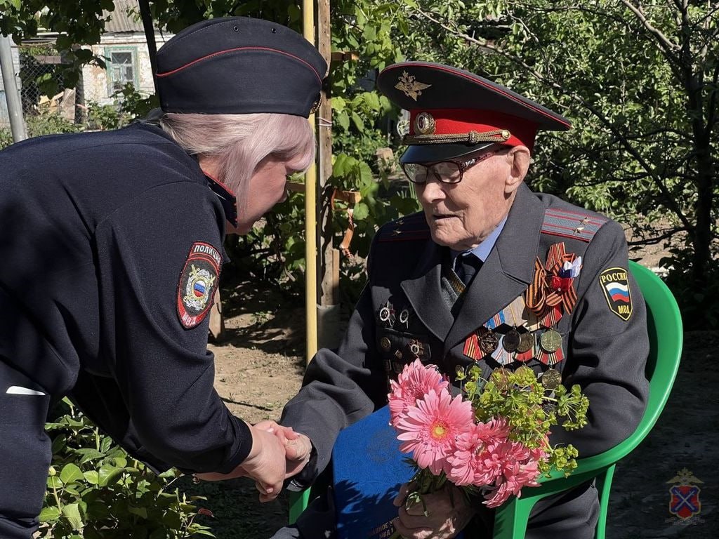 Волгоградские полицейские поздравили накануне Дня Победы 101-летнего Николая Небыкова