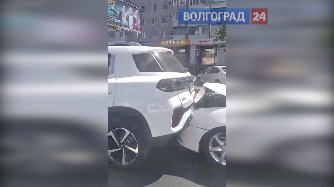 Шесть машин столкнулись в центре Волгограда