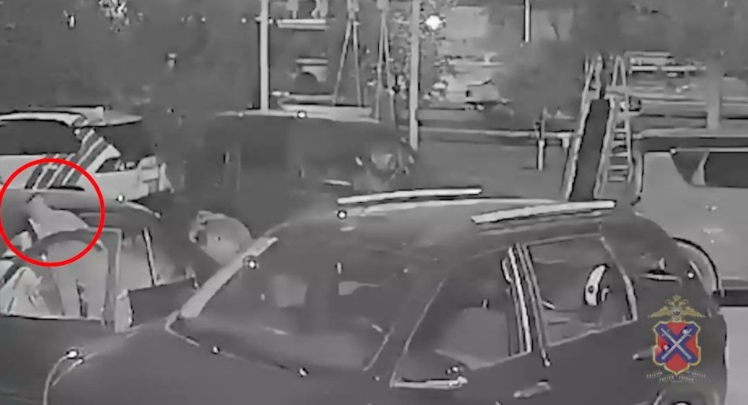В центре Волгограда на видео попал мужчина, порезавший сидения чужой машины