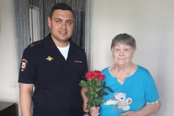 Волгоградские полицейские лично вручили вид на жительство 77-летней женщине