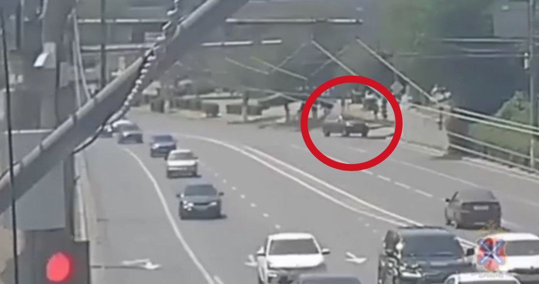ВИДЕО: в центре Волгограда водителю стало плохо и он влетел в столб