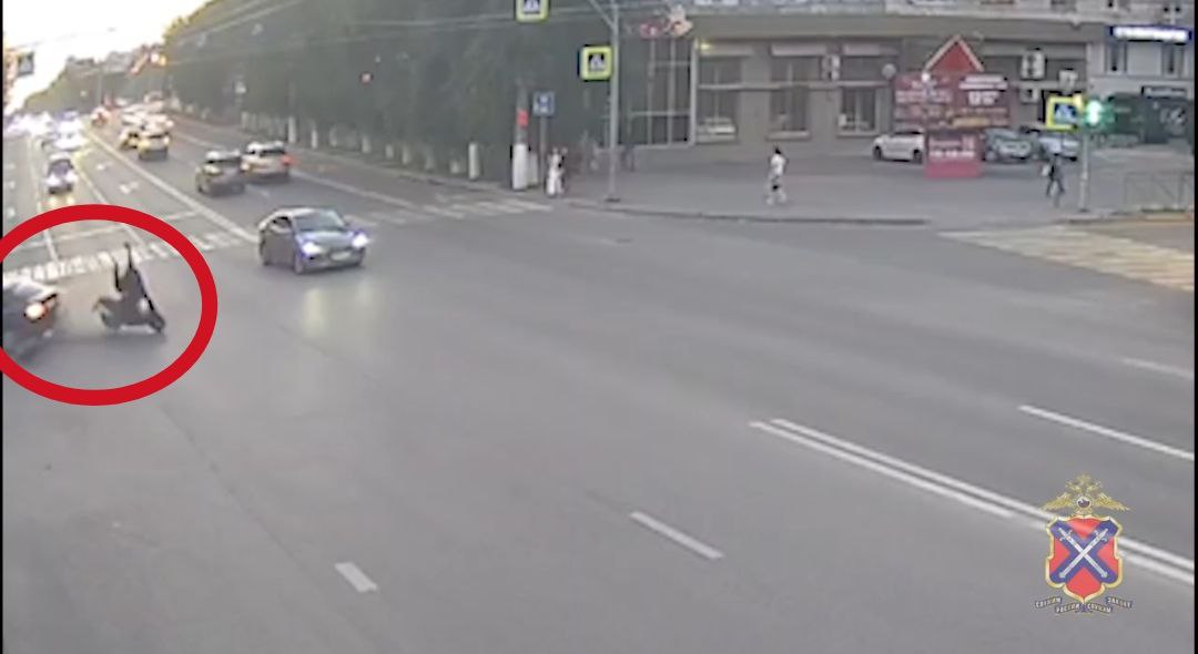ВИДЕО: в центре Волгограда иномарка столкнулась с мотоциклом