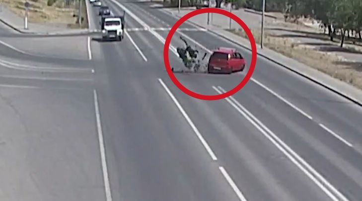Момент столкновения мотоцикла и легковушки в Волгограде попал на камеры