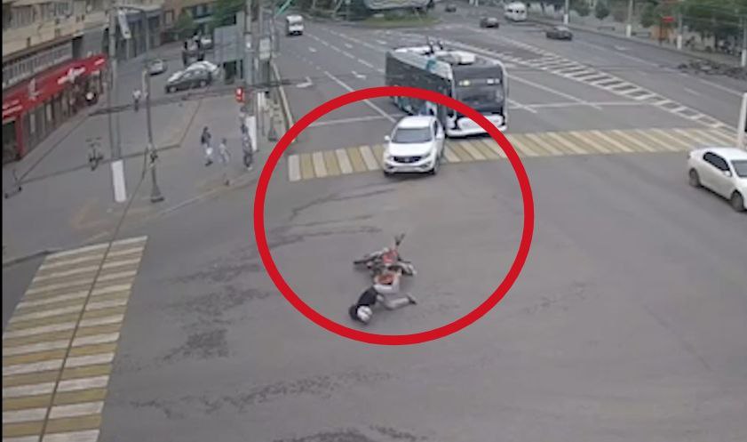 Момент столкновения мотоцикла с иномаркой в Волгограде попал на видео
