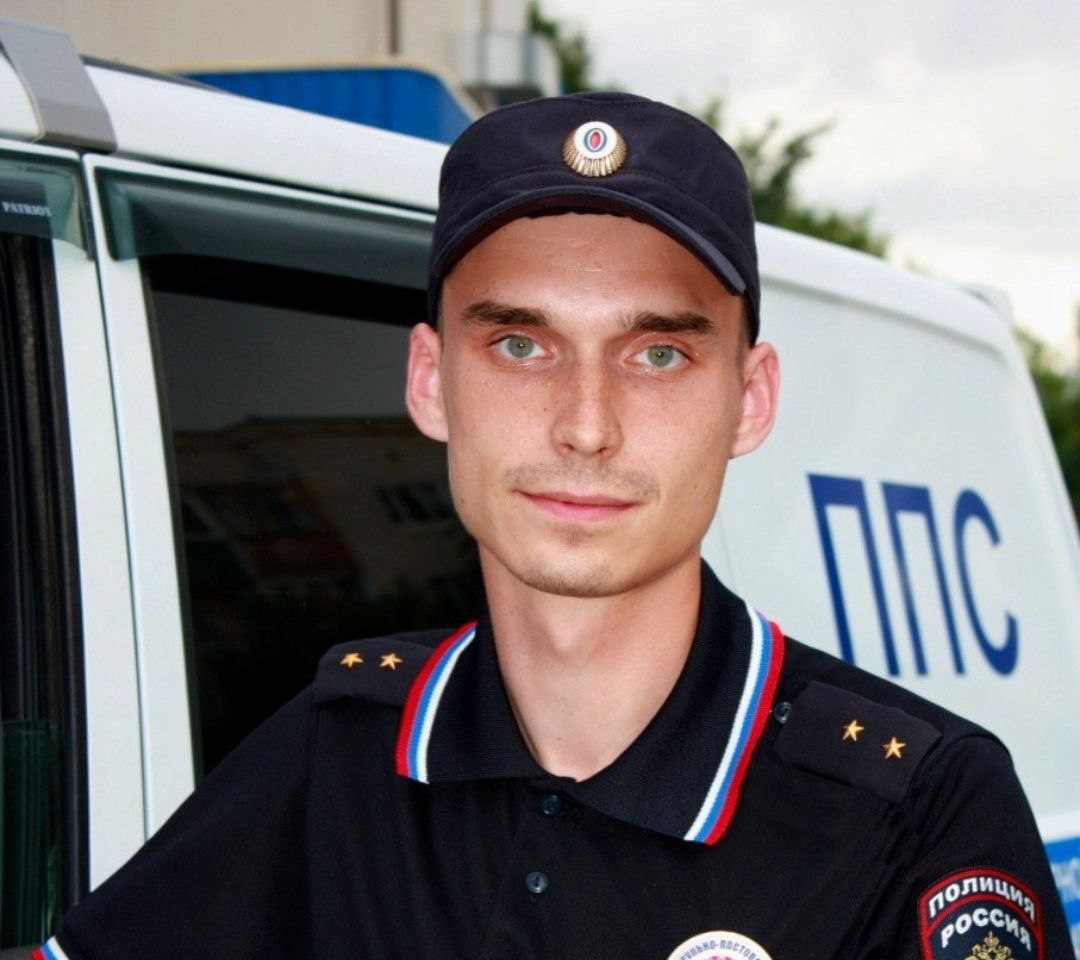 Волгоградский полицейский спас жизнь лежавшему на трассе мужчине
