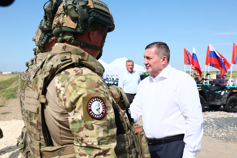Волгоградский губернатор встретился с военнослужащими на объекте Минобороны