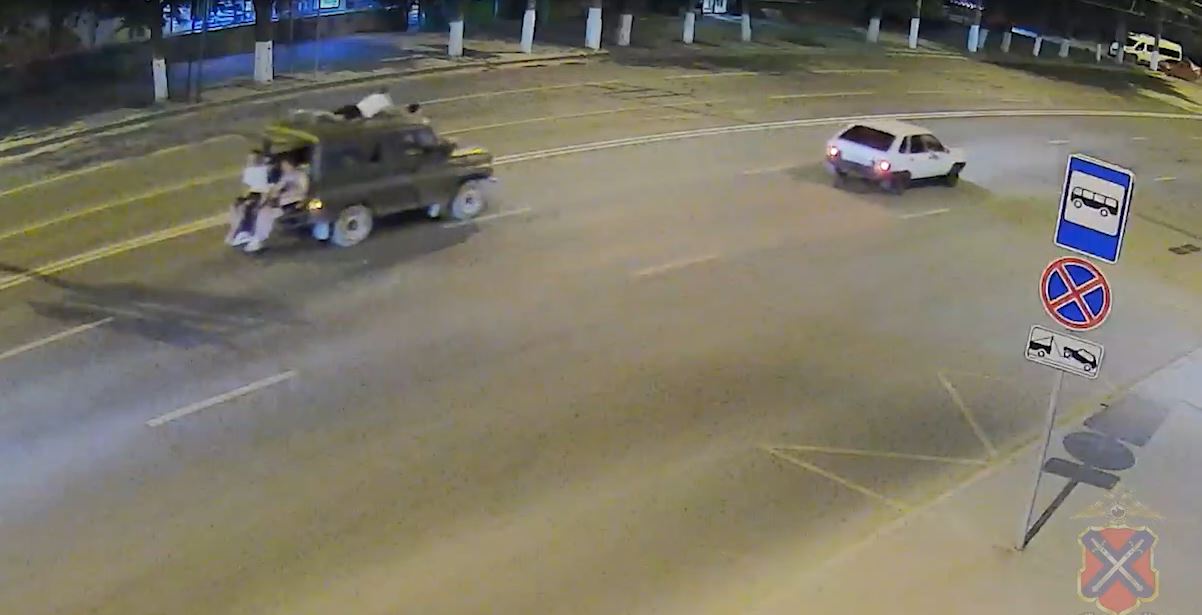 В Волгограде водитель перевозил людей на крыше и капоте УАЗика
