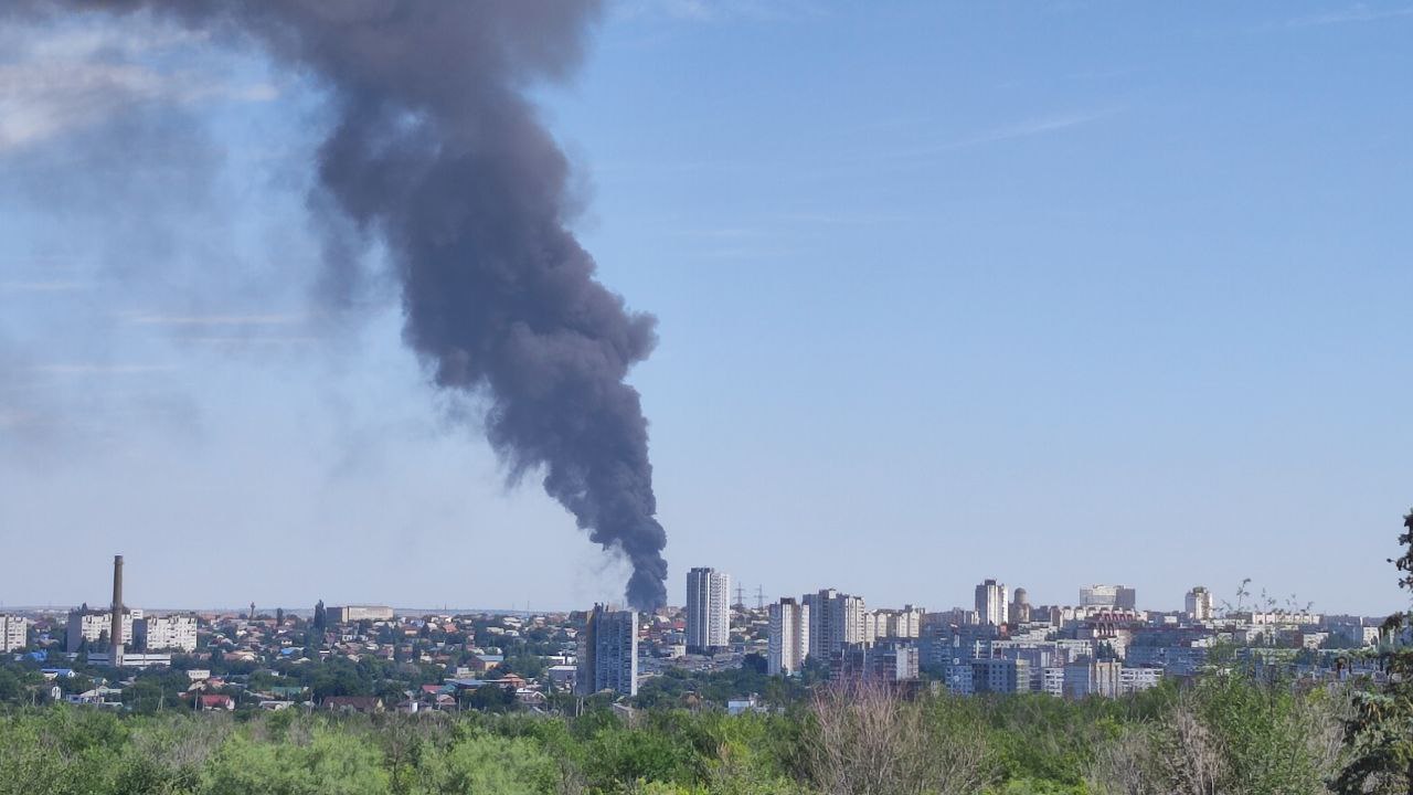 Густой столб дыма от пожара виден в Краснооктябрьском районе Волгограда