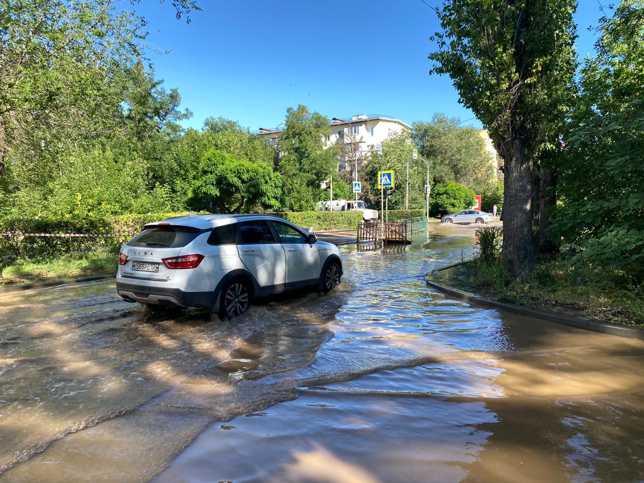 Жильцы пяти домов Волжского остались без воды после коммунальной аварии