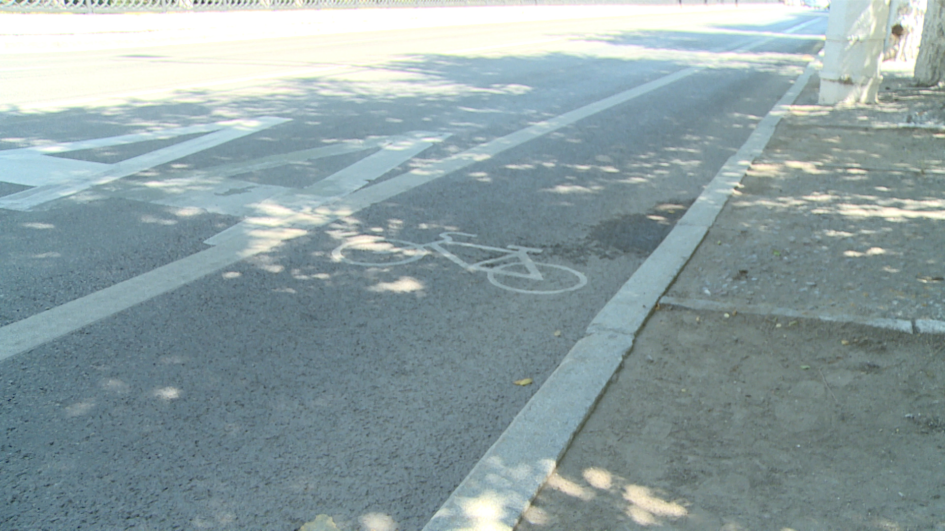 В Волжском неизвестный напал на курьера-велосипедиста