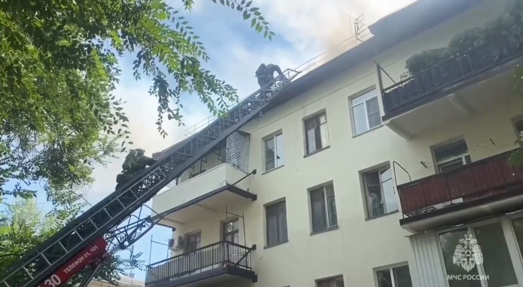 Кровля четырехэтажного дома горит на севере Волгограда